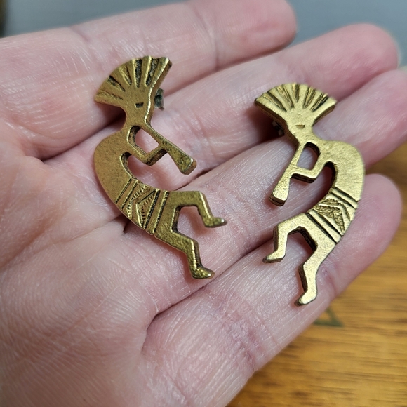 Vintage Brass Tone Metal Kokopelli Pierced Earrings - Picture 10 of 12